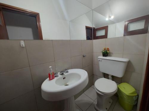 een badkamer met een wit toilet en een wastafel bij HA! 2 Resi para estudiantes in Cordoba
