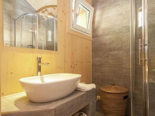 un bagno con un lavandino bianco e una doccia di De Berghut a Stadl an der Mur