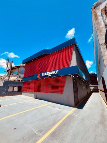 un grande edificio con un cartello sul lato di Hotel Ellegance a Salvador