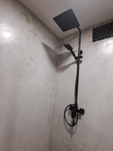 a solar light on the corner of a wall at Las casitas de Canggu in Canggu