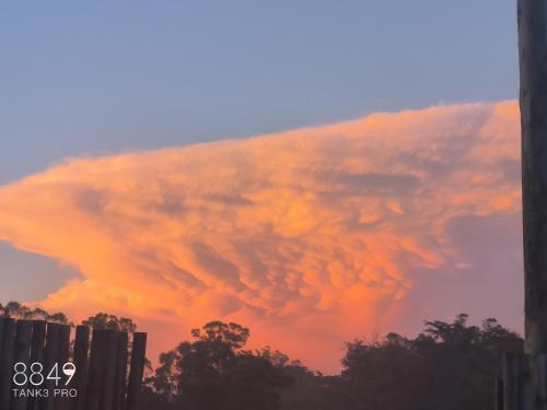 Solopgangen eller solnedgangen set fra campingpladsen