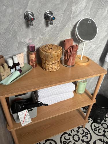 une étagère en bois avec des cosmétiques et un miroir dessus dans l'établissement Monee apartment, à Melbourne