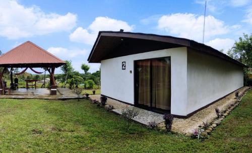 un piccolo edificio bianco con tetto nero di Hills Villa Rio Celeste a Rio Celeste