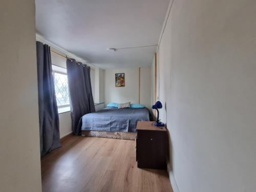 une chambre avec un lit et une fenêtre dans l'établissement El Chalet del Gato, apartamento 3, à Viña del Mar