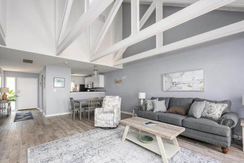 een woonkamer met een bank en een tafel bij Queens Grant Unit 751 in Hilton Head Island
