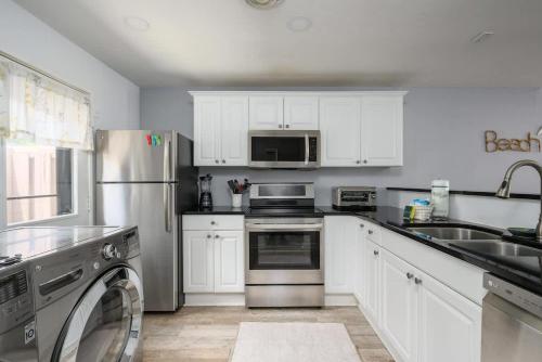 een keuken met witte kasten en een roestvrijstalen koelkast bij Queens Grant Unit 751 in Hilton Head Island