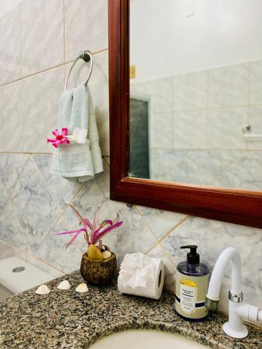 un bancone del bagno con lavandino e specchio di Casa Caju a Aracati