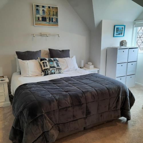 a bedroom with a large bed with white pillows at Villa One on Fitzherbert in Palmerston North