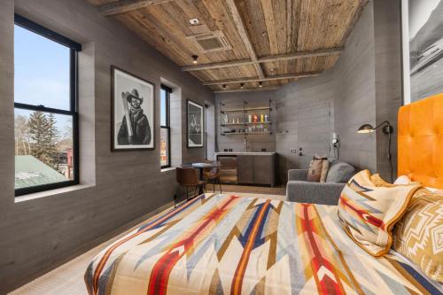 Billede fra billedgalleriet på Independence Square 300, Newly Renovated Studio in Downtown Aspen, w/ Rooftop & Hot tub i Aspen