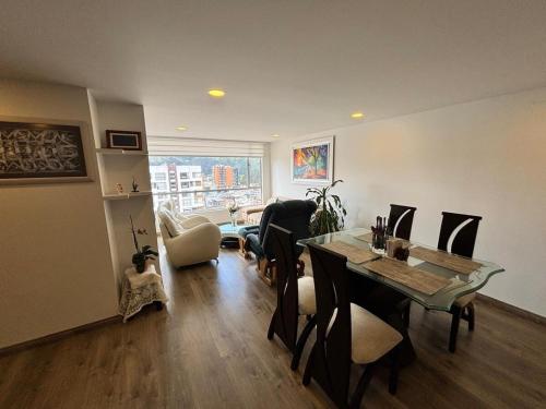 een woonkamer met een eettafel en stoelen bij Luxury, Comfort central área in Pasto