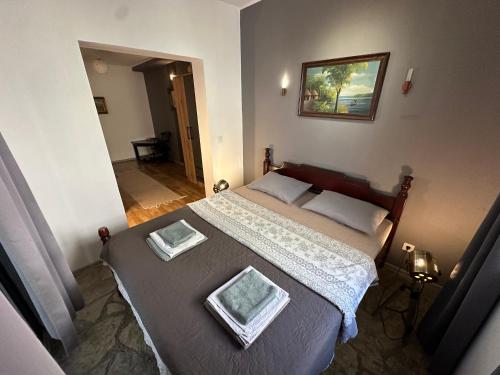 une chambre avec un lit avec deux oreillers dessus dans l'établissement Lux Apartment Sunset, à Virpazar