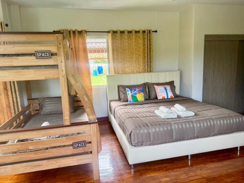 En eller flere senge i et værelse på Mata Villa Krabi Town