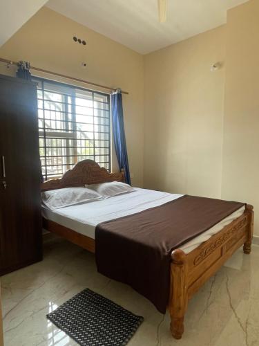 En eller flere senge i et værelse på Shriyaamvitha Homestays