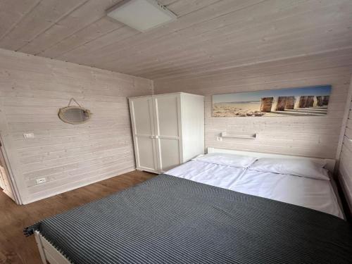 En eller flere senge i et værelse på Holiday homes with air conditioning