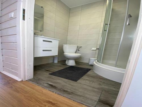 Et badeværelse på Holiday homes with air conditioning