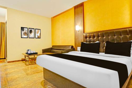 Postel nebo postele na pokoji v ubytování Hotel O Nagpur Yashwant Stadium