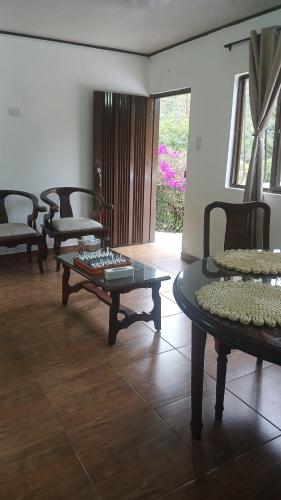 Khu vực ghế ngồi tại Cabaña Villa La Morena, apartamento rural independiente