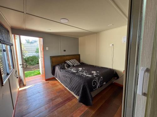 een slaapkamer met een bed in het midden van een kamer bij Refugio de luna Coquimbo in Coquimbo