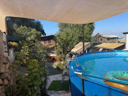 een uitzicht op een zwembad vanuit een parasol bij Refugio de luna Coquimbo in Coquimbo