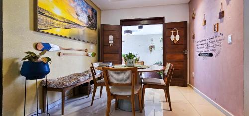 een eetkamer met een tafel en stoelen bij Casa Ponta de Campina in Cabedelo