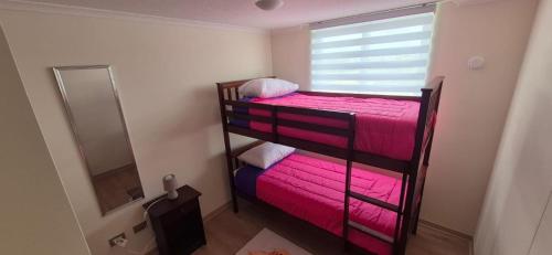 Postel nebo postele na pokoji v ubytování Departamento a pasos del Faro playa la Serena