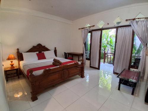 een slaapkamer met een bed in een kamer met ramen bij Mangga homestay Gili air in Gili Air