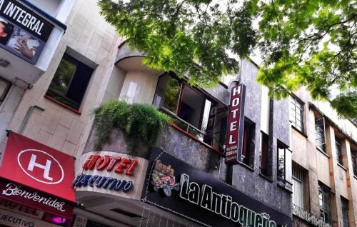 ein Gebäude mit Schildern an der Seite in der Unterkunft Hotel Ejecutivo in Pereira