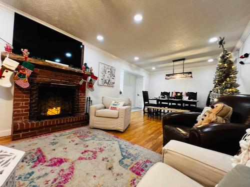 un salon avec une cheminée et un arbre de Noël dans l'établissement Southern Pines Gem with 2 Master-King Suites, à Southern Pines