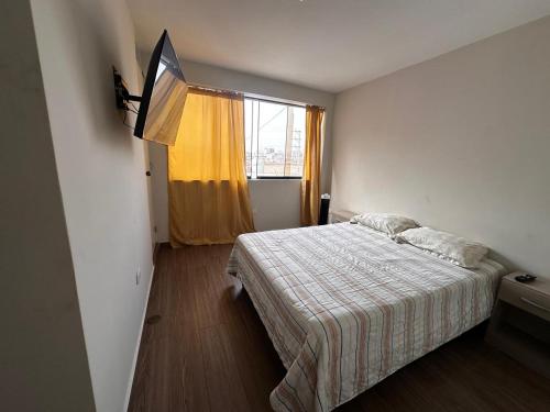 una camera da letto con un letto e una finestra di Mn Depa en San Bartolo a San Bartolo