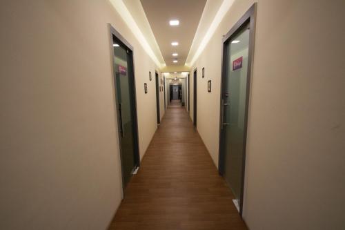 un corridoio in un edificio con lungo corridoio di Hostells a Pune