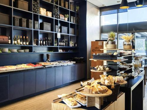 een bakkerij met een verscheidenheid aan brood en zoete deegwaren bij Mercure Sao Paulo Barra Funda in Sao Paulo