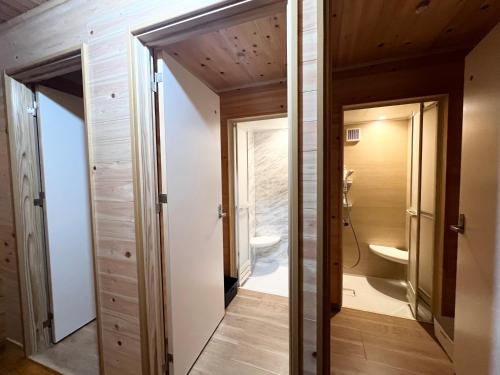 een badkamer met twee wastafels en twee spiegels bij Guesthouse PAW in Nagano