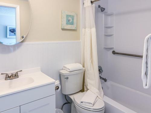 un bagno bianco con un water e un lavandino di Ocean Lodge a Boca Raton