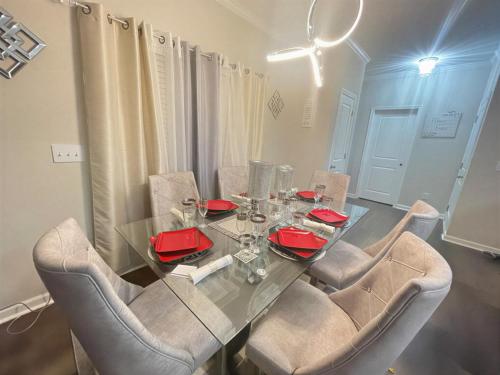 een eetkamer met een glazen tafel en stoelen bij The Aristocrat's Abode in Stockbridge