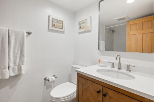Chateau Eau Claire Unit 18, Spacious Condo Overlooking the River with a Private Deck photo 3