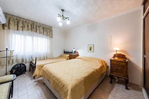 ein Schlafzimmer mit zwei Betten und einem Fenster in der Unterkunft Hosteria TDT in Mar del Plata