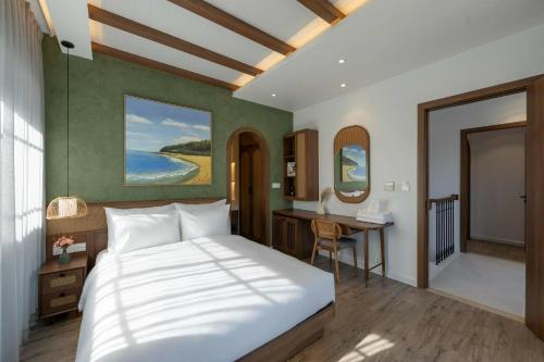 une chambre avec un lit, un bureau et une table dans l'établissement Green Villas Tropical Phú Quốc, à Duong Dong