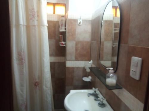 un bagno con lavandino e specchio di Marbella 1 a San Bernardo