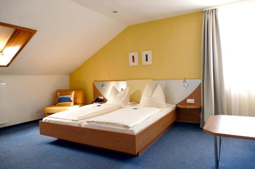 En eller flere senge i et værelse på Hasi's Hotel