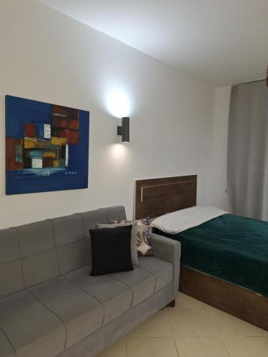 ein Wohnzimmer mit Sofa und Bett in der Unterkunft Florenza khamsin aprt F7 in Hurghada