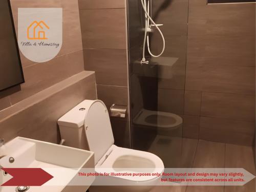 een badkamer met toilet en wastafel bij Elevé Gamuda in Banting