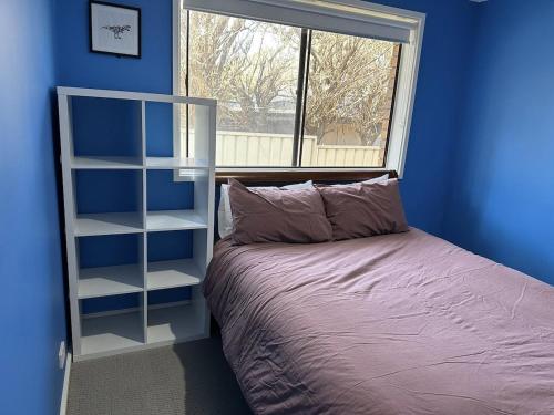 En eller flere senge i et værelse på Spacious family retreat in Melba