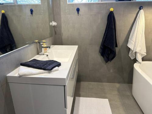 Et badeværelse på Spacious family retreat in Melba