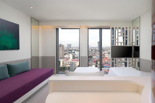 Postel nebo postele na pokoji v ubytování Wink Hai Phong Centre, Unscripted by Hyatt