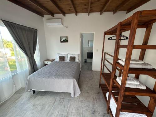 En eller flere senge i et værelse på Complejo Las Cabañas del Lago