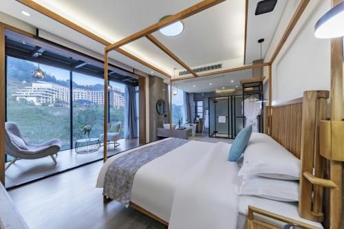 En eller flere senge i et værelse på Zhangjiajie Hotel-Free airport pick-up