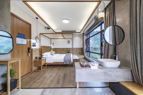 En eller flere senge i et værelse på Zhangjiajie Hotel-Free airport pick-up