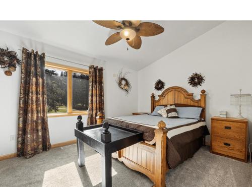 Postel nebo postele na pokoji v ubytování Ponderosa Hideaway-ATV, Hiking, Snowmobiling, Hunting & Casino Fun