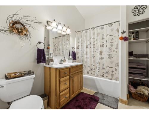 Koupelna v ubytování Ponderosa Hideaway-ATV, Hiking, Snowmobiling, Hunting & Casino Fun