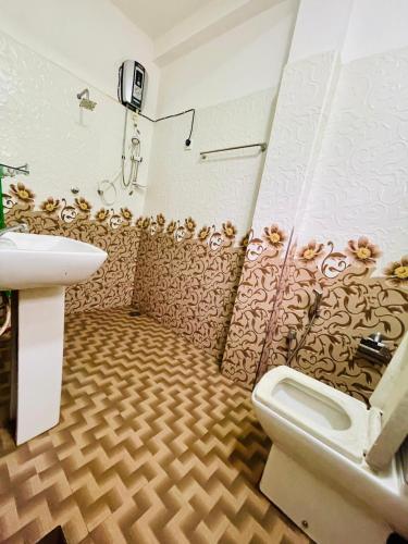 a bathroom with a toilet and a sink at Devil mountain guest in Kalupahana